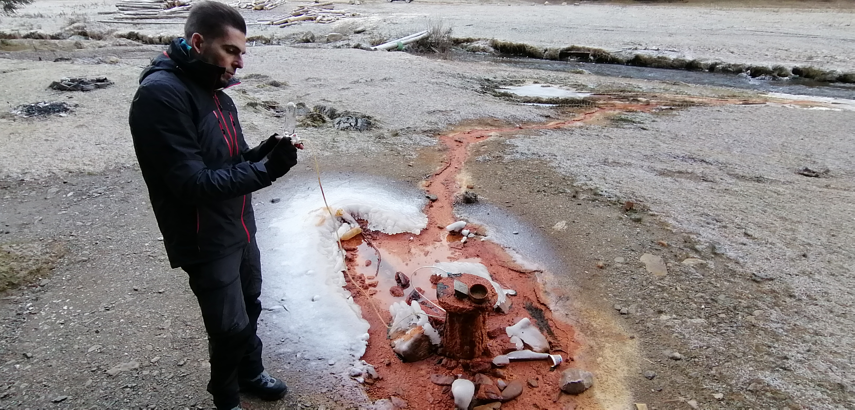 intermitent gas-rich spring Alt text