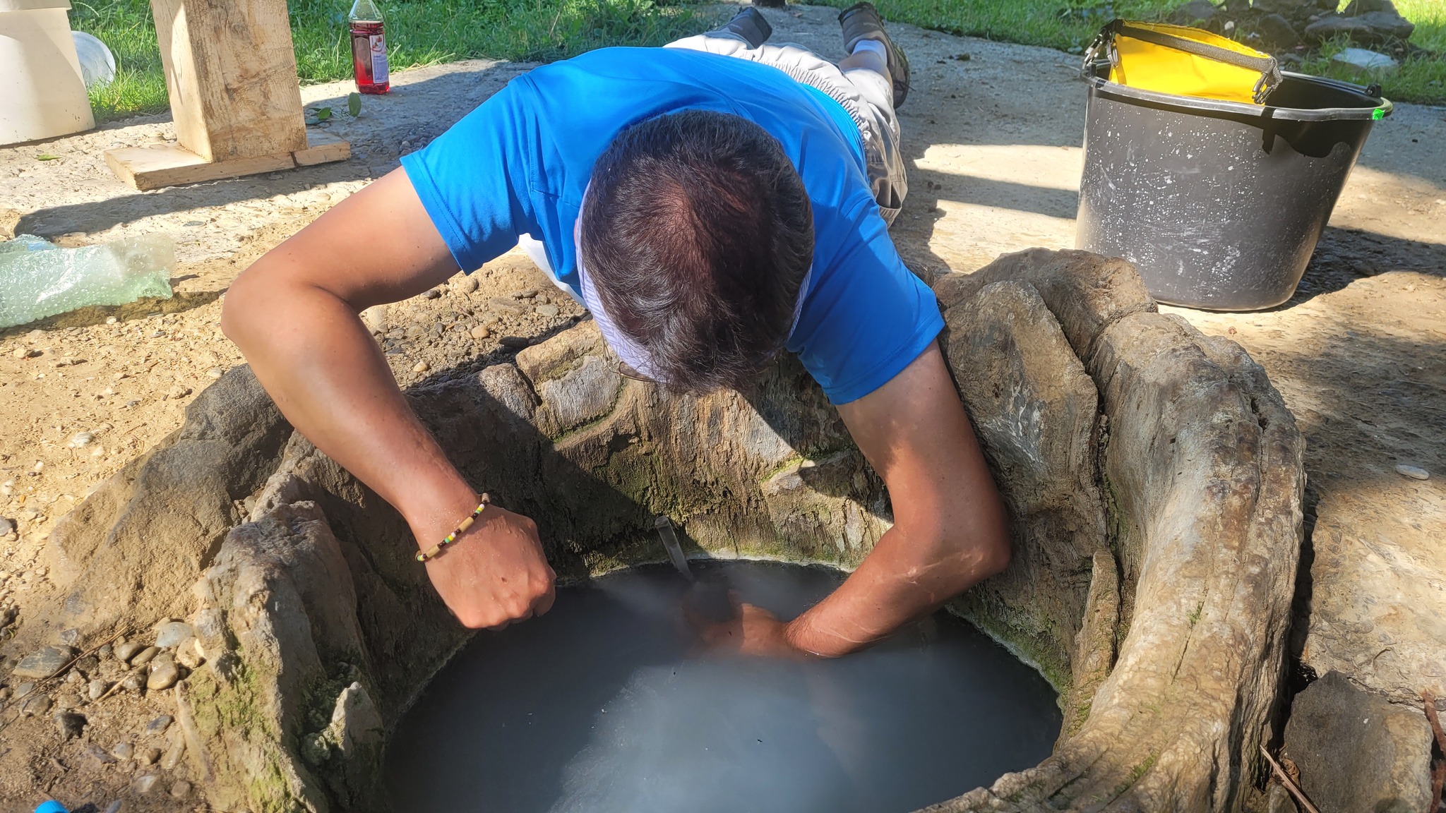 sulphur-rich spring Alt text